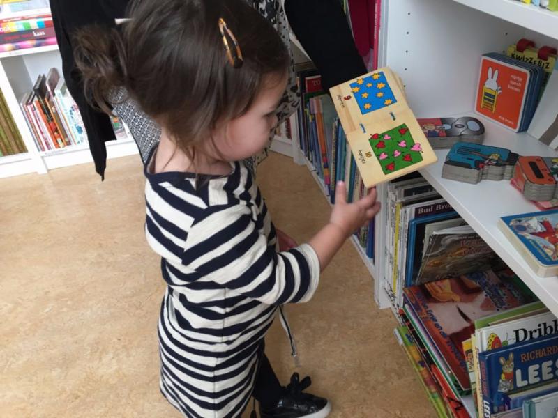 Boekenkasten vol geschonken boeken in de Open Bieb